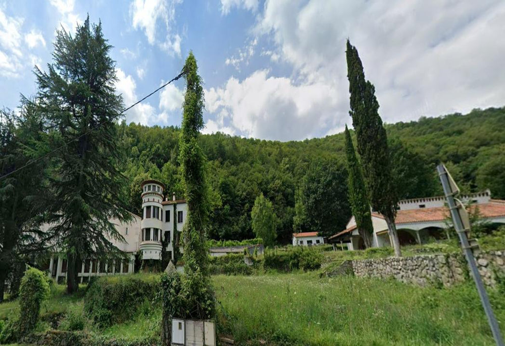 Hotel Estamariu, abandoned place in France
